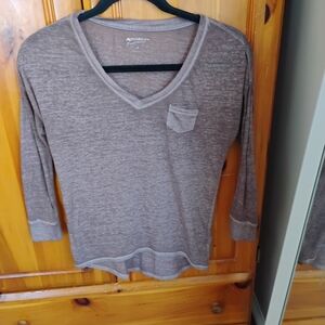 Arizona Jean Company Women's Brown Long Sleeve V-Neck Tee